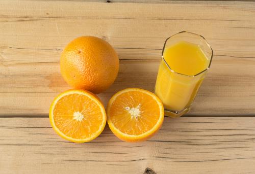 Orange juice with fresh oranges